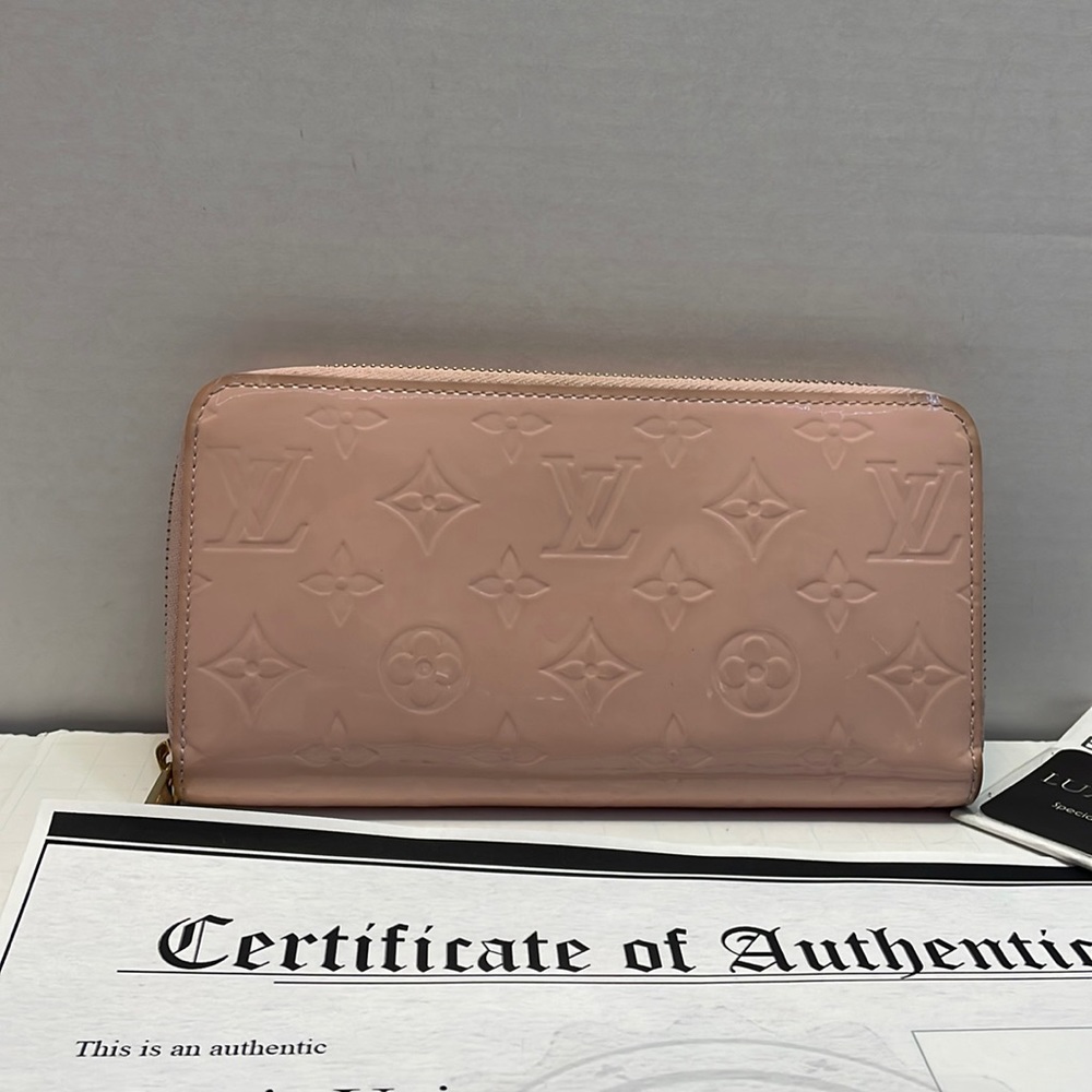 Authentic, LOUIS VUITTON light pink Vernis leather wallet with COA
